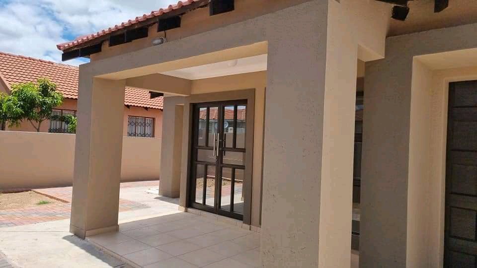 JN_Legodi's tweet photo. Property Sale Alert.
Mahlasedi Park Polokwane
Please contact me on 0791333744
3 Bedrooms
2 Bathrooms 
Kitchen 
Lounge 
Single Garage
#prpertysale
#JobSeekersSA 
#casspernyovest 
#StateCaptureReport 
#Trending https://t.co/zP4jhKwo75