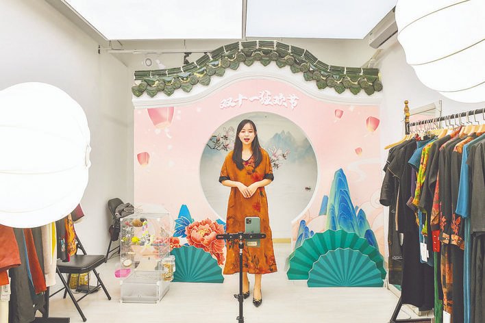 HefeiChina's tweet photo. The online retail sales in #Hefei has exceeded 100 billion yuan ($15.7 billion) in the first 11 months of 2021, hitting a record high. #HefeiDevelopment https://t.co/G4gEjLLcjF