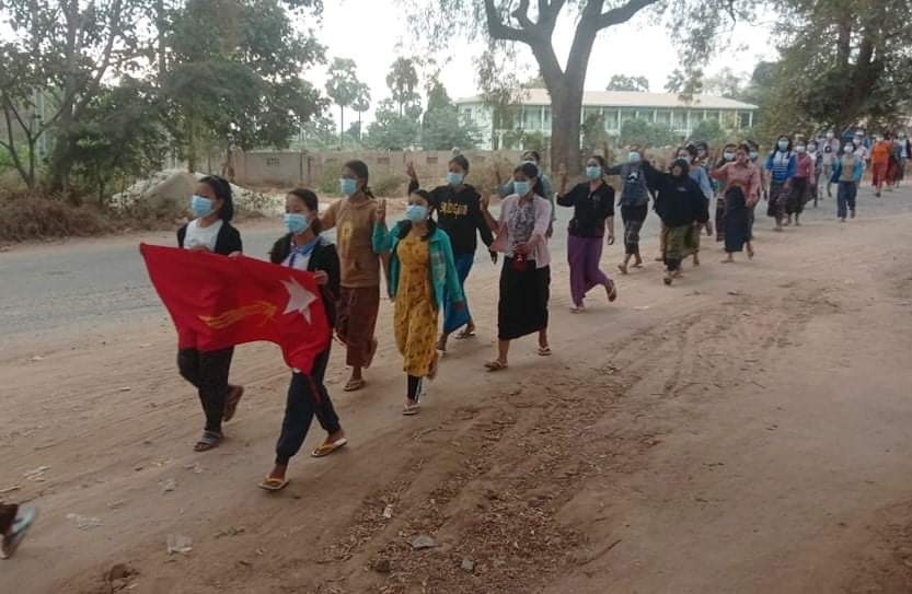 Anti-coup revolutionary strike in a village from Sagaing's Salingyi, Mount Letpadaung this morning. 🪧

#2022Jan14Coup #WarCrimesOfJunta
#WhatsHappeningInMyanmar