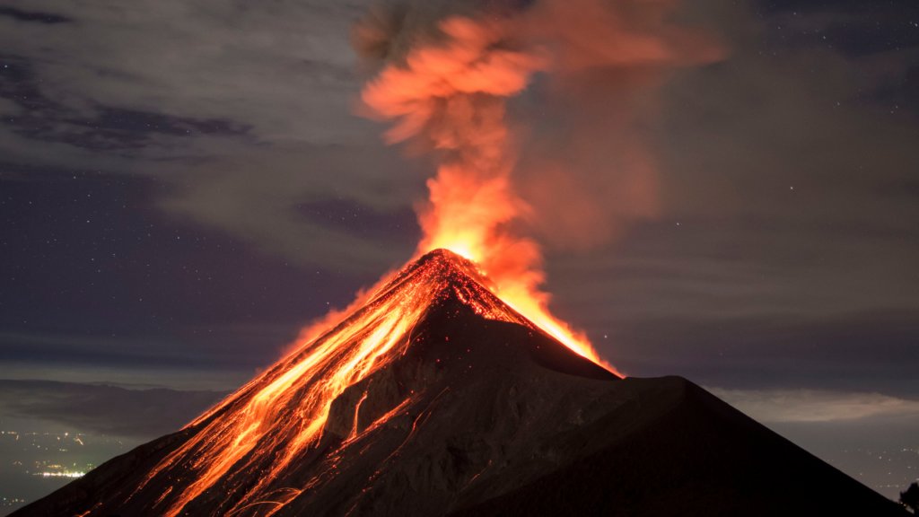 cosmos115's tweet photo. 近くの火山が噴火すると何が起こるのか？
生き延びるためにどうすればいいのか？
 https://t.co/YuvkBsF3JW https://t.co/e8XmkeWCOK