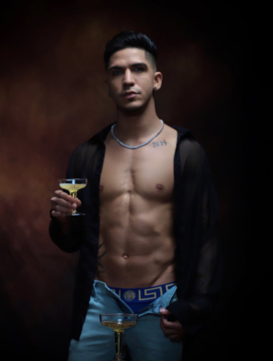 KingChristianRo's tweet photo. #WhosThirsty ?? #KingChristianRoyals #LosRealeza #ModelShoot #Vibes #Photography Taken By @JohnKalect #King #UNNHawtie #Explore #YhiceyHawtinc #UNNManagement #Model #PhotoShoot #ModelSearch #ModelsWanted #Body🤴#Athletic #Fashion #Versace #Body #Bulge #ModelAgency #Hottie https://t.co/3BfMNSG4tV