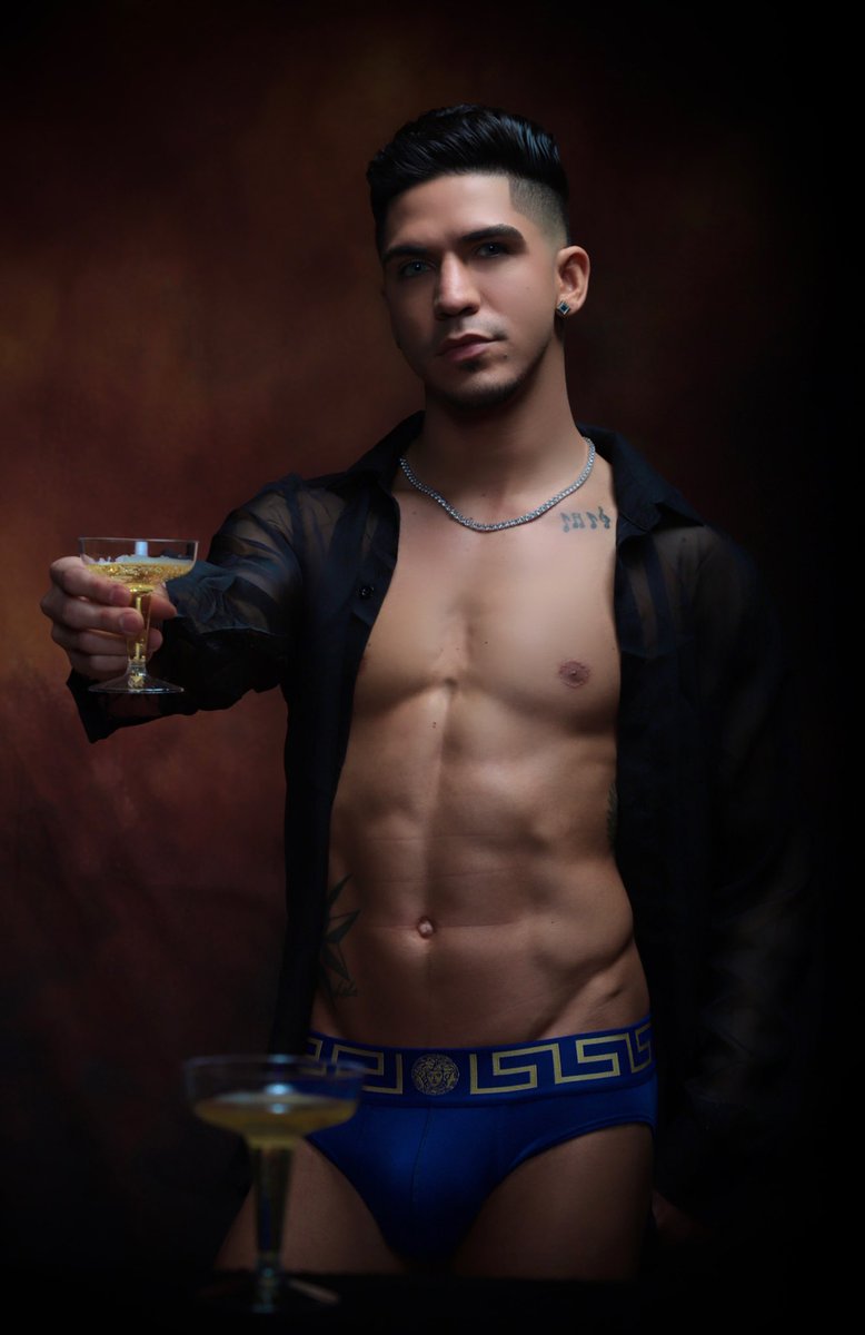 KingChristianRo's tweet photo. #WhosThirsty ?? #KingChristianRoyals #LosRealeza #ModelShoot #Vibes #Photography Taken By @JohnKalect #King #UNNHawtie #Explore #YhiceyHawtinc #UNNManagement #Model #PhotoShoot #ModelSearch #ModelsWanted #Body🤴#Athletic #Fashion #Versace #Body #Bulge #ModelAgency #Hottie https://t.co/3BfMNSG4tV