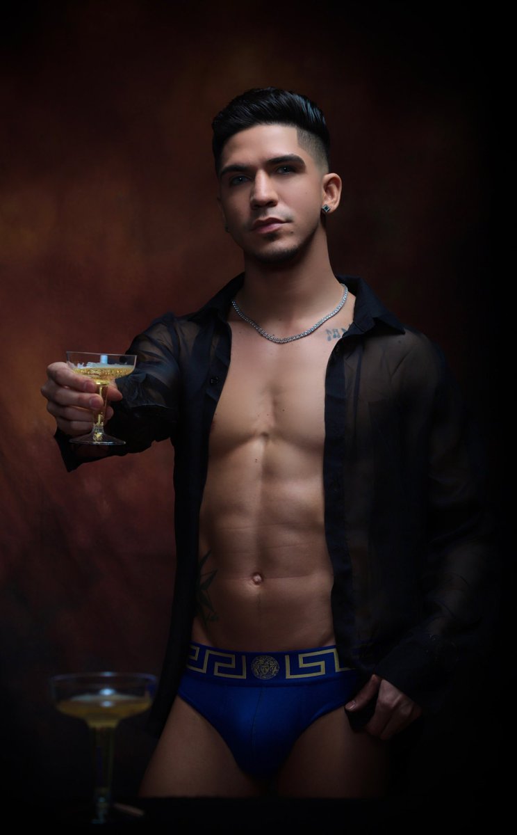 KingChristianRo's tweet photo. #WhosThirsty ?? #KingChristianRoyals #LosRealeza #ModelShoot #Vibes #Photography Taken By @JohnKalect #King #UNNHawtie #Explore #YhiceyHawtinc #UNNManagement #Model #PhotoShoot #ModelSearch #ModelsWanted #Body🤴#Athletic #Fashion #Versace #Body #Bulge #ModelAgency #Hottie https://t.co/3BfMNSG4tV