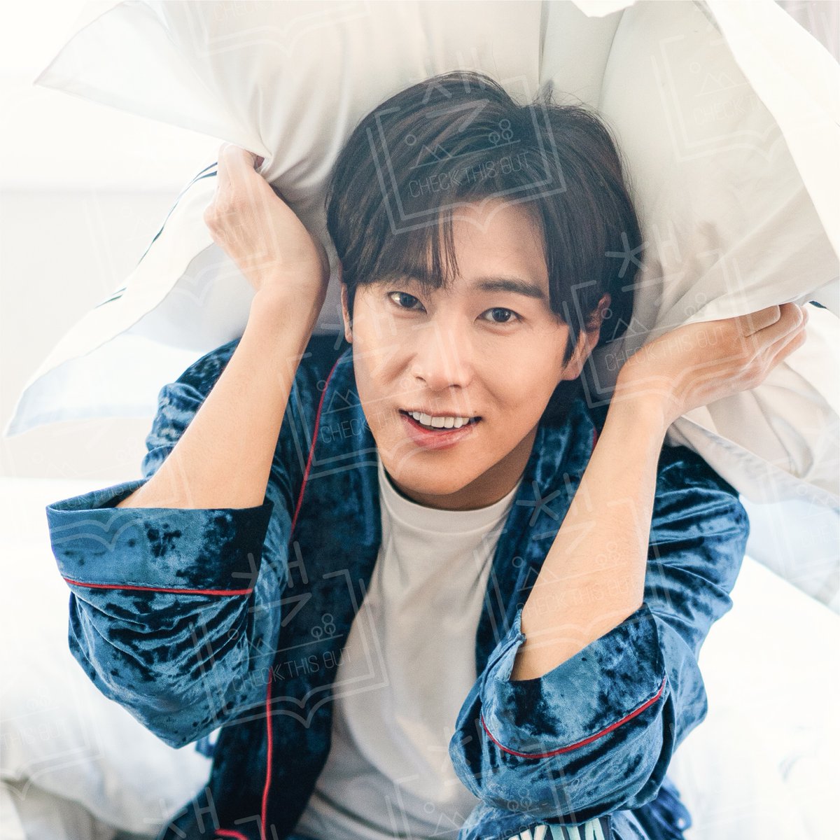 Kkorepo's tweet photo. 【情報】#東方神起 の童話作りプロジェクト「#CHECK_THIS_OUT」の公式アイテム　本日1月14日(金)10:00より＠Loppi・HMV&amp;BOOKS online・HMV店舗にて予約受付開始！#チャンミン　#ミンホ https://t.co/QK4CpiQOc0 https://t.co/w95v3XhBSf