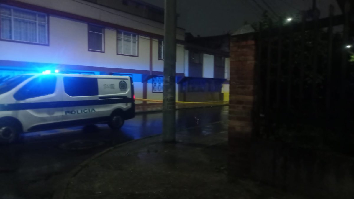 AsoRedColomb's tweet photo. #Atencion #Bogotá Sobre las 09:00 p,m. Se presenta atentado #Sicarial en la Cra. 31B Cl. 1c sentido Sur - Norte Dejando 02 personas fallecidas en un vehículo. Entidades de emergencia atienden el caso @PoliciaBogota @GaulaPolicia #Sijin #Sipol @DIJINPolicia @SeguridadBOG https://t.co/UqeO5iMzsF