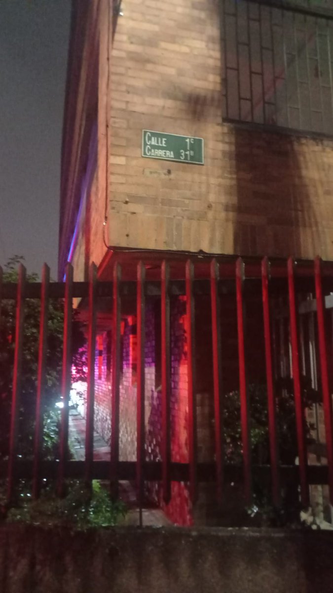 AsoRedColomb's tweet photo. #Atencion #Bogotá Sobre las 09:00 p,m. Se presenta atentado #Sicarial en la Cra. 31B Cl. 1c sentido Sur - Norte Dejando 02 personas fallecidas en un vehículo. Entidades de emergencia atienden el caso @PoliciaBogota @GaulaPolicia #Sijin #Sipol @DIJINPolicia @SeguridadBOG https://t.co/UqeO5iMzsF