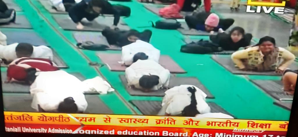 सूर्य नमस्कार आपको ऊर्जावान, तनाव मुक्त और रोगमुक्त बनाता है।
#पतंजलि #75करोड़सूर्यनमस्कार