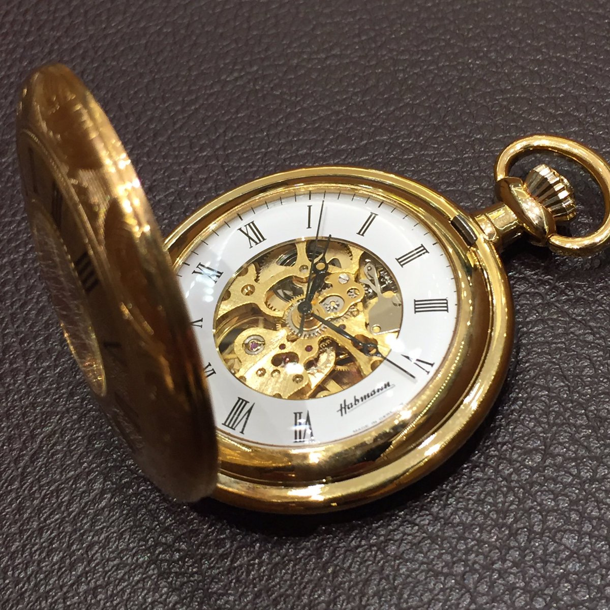 eurotakashimaya's tweet photo. 職人の卓越した彫金技術が楽しめる懐中時計です。
卓上に置いてインテリア代わりにも素敵です。

Habmann
Ref.31471GROH
25,300円(税込）

#Habmann  #ハッフマン#pocketwatch  #ドイツメイド  #シースルーバック #懐中時計 #機械式時計 #ポケットウォッチ  #美しい#彫金技術  #おしゃれ https://t.co/yRaxbBV5NS