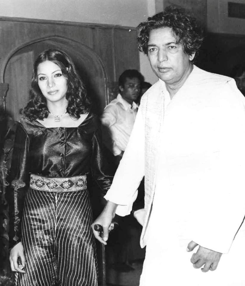 BombayBasanti's tweet photo. जाने क्या ढूँढती रहती है ये आँखे मुझमें
राख के ढ़ेर में शोला है ना चिंगारी है...

Tributes to legendary Urdu poet/lyricist #KaifiAzmi
With daughter #ShabanaAzmi wife #ShaukatAzmi
#MadanMohan #IndraniMukerjee #MohdRafi

@AzmiShabana @AzmiKaifi https://t.co/S16fS7nTZc