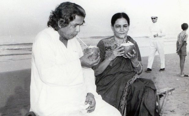 BombayBasanti's tweet photo. जाने क्या ढूँढती रहती है ये आँखे मुझमें
राख के ढ़ेर में शोला है ना चिंगारी है...

Tributes to legendary Urdu poet/lyricist #KaifiAzmi
With daughter #ShabanaAzmi wife #ShaukatAzmi
#MadanMohan #IndraniMukerjee #MohdRafi

@AzmiShabana @AzmiKaifi https://t.co/S16fS7nTZc