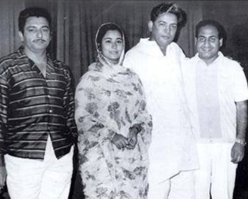 BombayBasanti's tweet photo. जाने क्या ढूँढती रहती है ये आँखे मुझमें
राख के ढ़ेर में शोला है ना चिंगारी है...

Tributes to legendary Urdu poet/lyricist #KaifiAzmi
With daughter #ShabanaAzmi wife #ShaukatAzmi
#MadanMohan #IndraniMukerjee #MohdRafi

@AzmiShabana @AzmiKaifi https://t.co/S16fS7nTZc