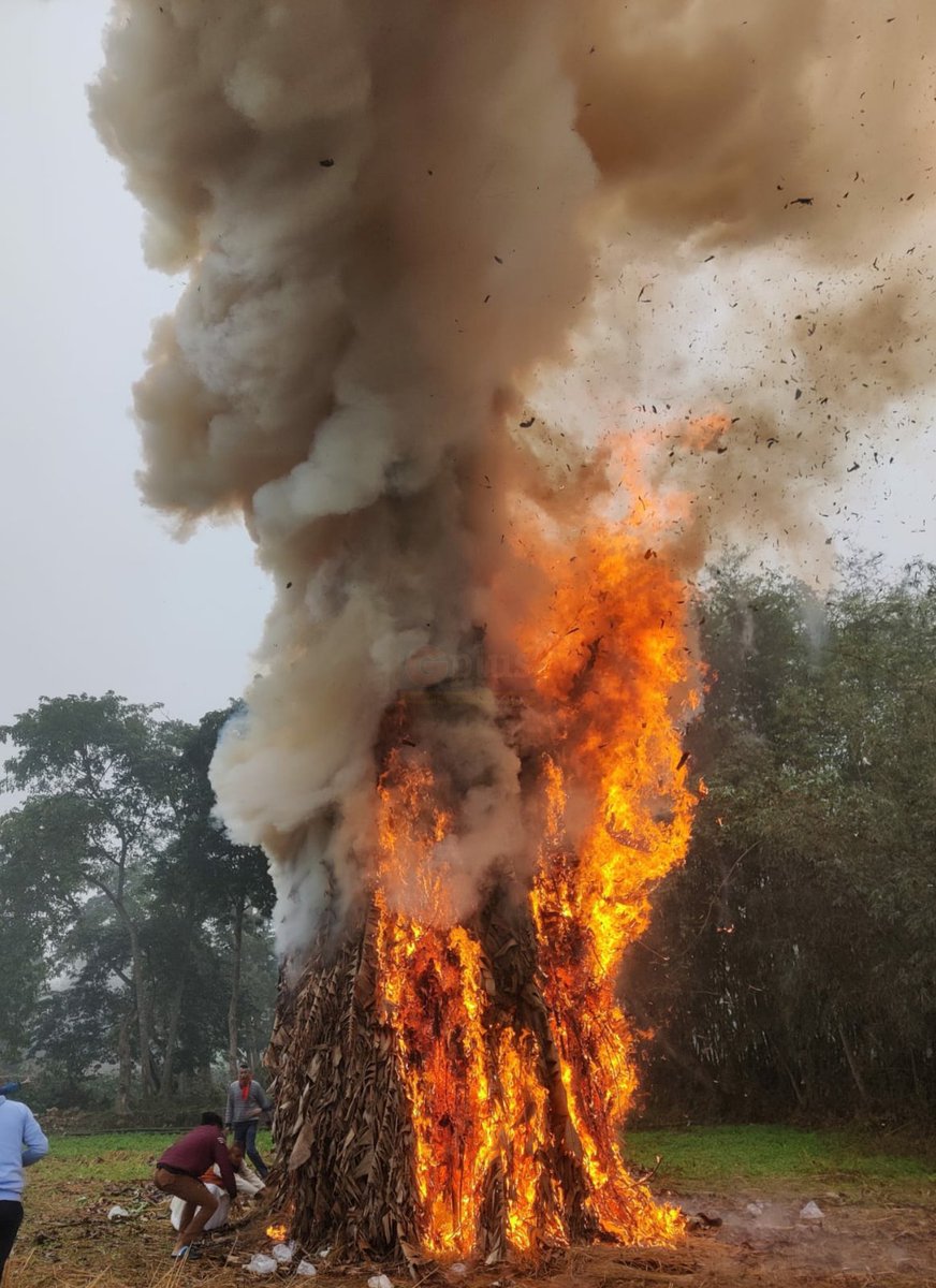 guwahatiplus's tweet photo. #PHOTO | Assam celebrates Magh Bihu. A Meji being burnt to ward off bad omen and to celebrate this season of harvest.

📷 @surajitz 

#MaghBihu #BhogaliBihu #Assam #meji https://t.co/YfpC8nTDaZ
