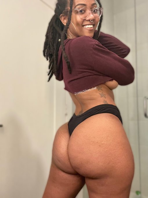 💦𝔗𝔥𝔢 𝔦𝔠𝔬𝔫𝔦𝔠 𝔬𝔫𝔢 - 2 pic. Front or Back? https://t.co/x9F8WHqREw