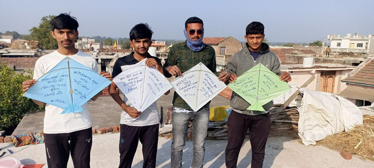 YAJadeja's tweet photo. જ્યારે મહેનત રૂપી મારી પતંગ આકાશમાં ઉડવા લાગે ત્યારે કોઈક લૂંટારા(મળતિયા)વચ્ચે 
લગરીયું નાંખી પતંગ કાપી નાખે...
✍એક મહેનતુ બેરોજગાર ની વ્યથા
#���ेरोजगार_युवा_पतंग_महोत्सव

भारत को सोने की चिड़िया कहा जाता था,
अब इसे बेरोजगारों की चिड़िया कह सकते है..
#बेरोजगार_युवा_पतंग_महोत्सव https://t.co/jEsTSh8dKZ