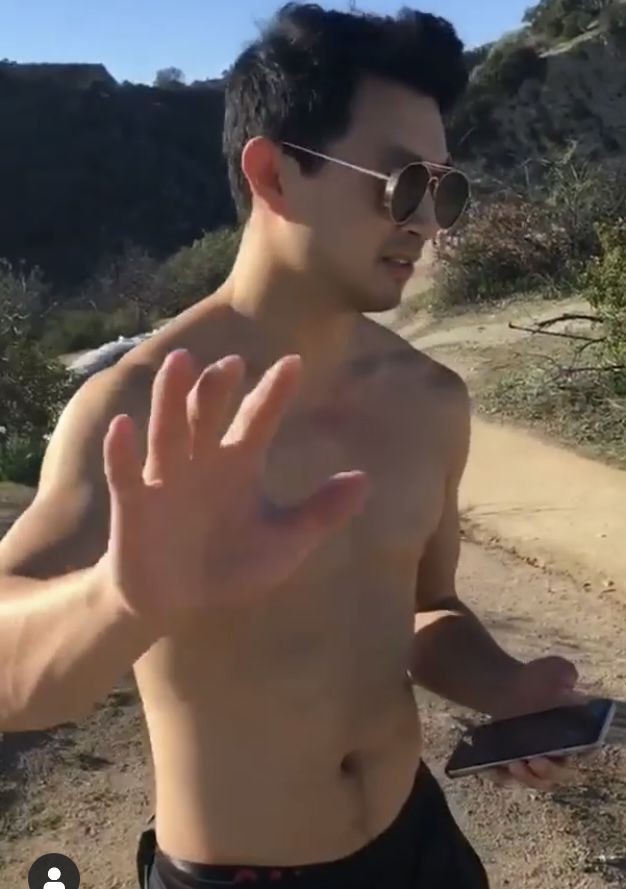 “อย่าถ่ายครับ ไม่พร้อมให้สัมภาษณ์ว่าผมโดนปล้นเสื้อไปยังไง ....”