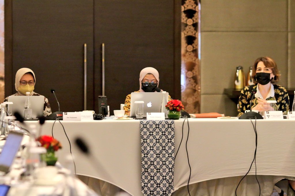 UNDPIndonesia's tweet photo. Women Leadership in action! An all women-leadership team of @UNDPIndonesia and @BappenasRI chair the annual meeting of UNDP's progress and actions of its 2021-2025 #SDGs #CountryProgrammeDocument @SophieKemkhadze @Norimasa_UN @valeriejulliand https://t.co/wYdN29Kz41