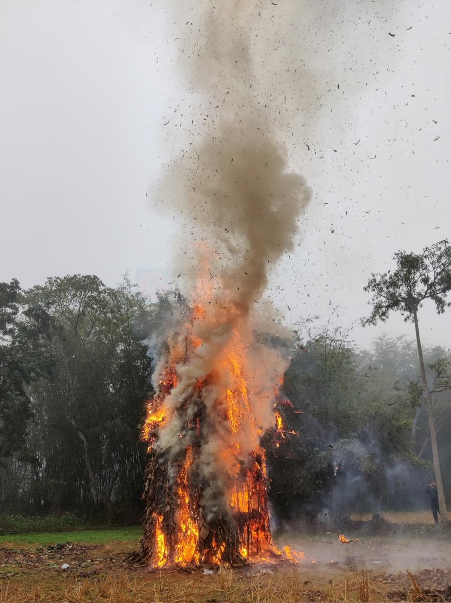 guwahatiplus's tweet photo. #PHOTO | Assam celebrates Magh Bihu. A Meji being burnt to ward off bad omen and to celebrate this season of harvest.

📷 @surajitz 

#MaghBihu #BhogaliBihu #Assam #meji https://t.co/YfpC8nTDaZ