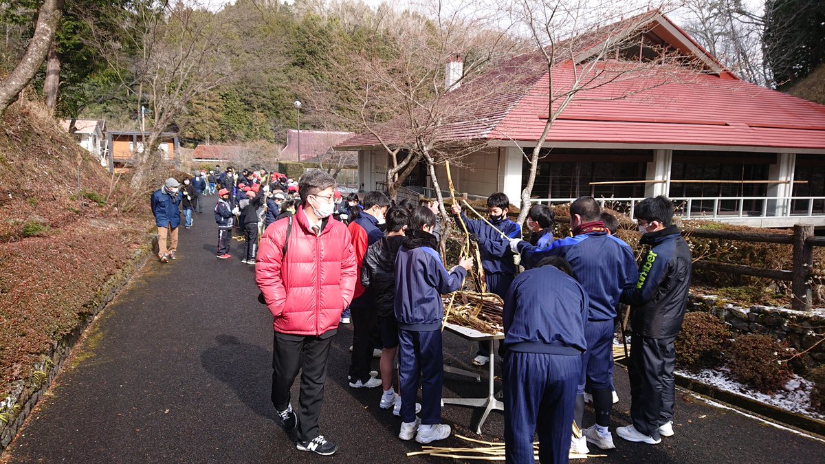 小原和紙のふるさとで「カンゾカシキ」が行われました。説明を真剣に聞き、作業を初めてました。中学生や、小学生の高学年は手慣れたようすで黙々をコウゾの皮を剥いていました。
＃豊田市＃小原＃和紙のふるさと＃コウゾ＃カンゾカシキ