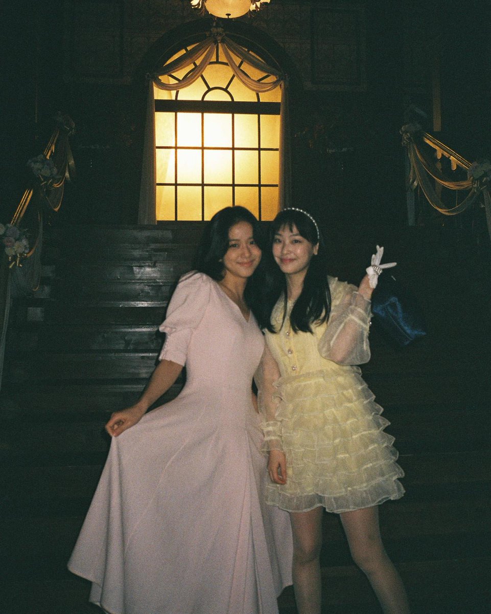 Sooyakin's tweet photo. Can’t mention couples without mentioning my girls. From @CHOIHEEJlN and I having our princess moment together, to taking a picture with Hyeryeong unnie(‘s poster) as the number one member of her fan club, Open House Day was everything I imagined it being and more. https://t.co/joe27uVXCH