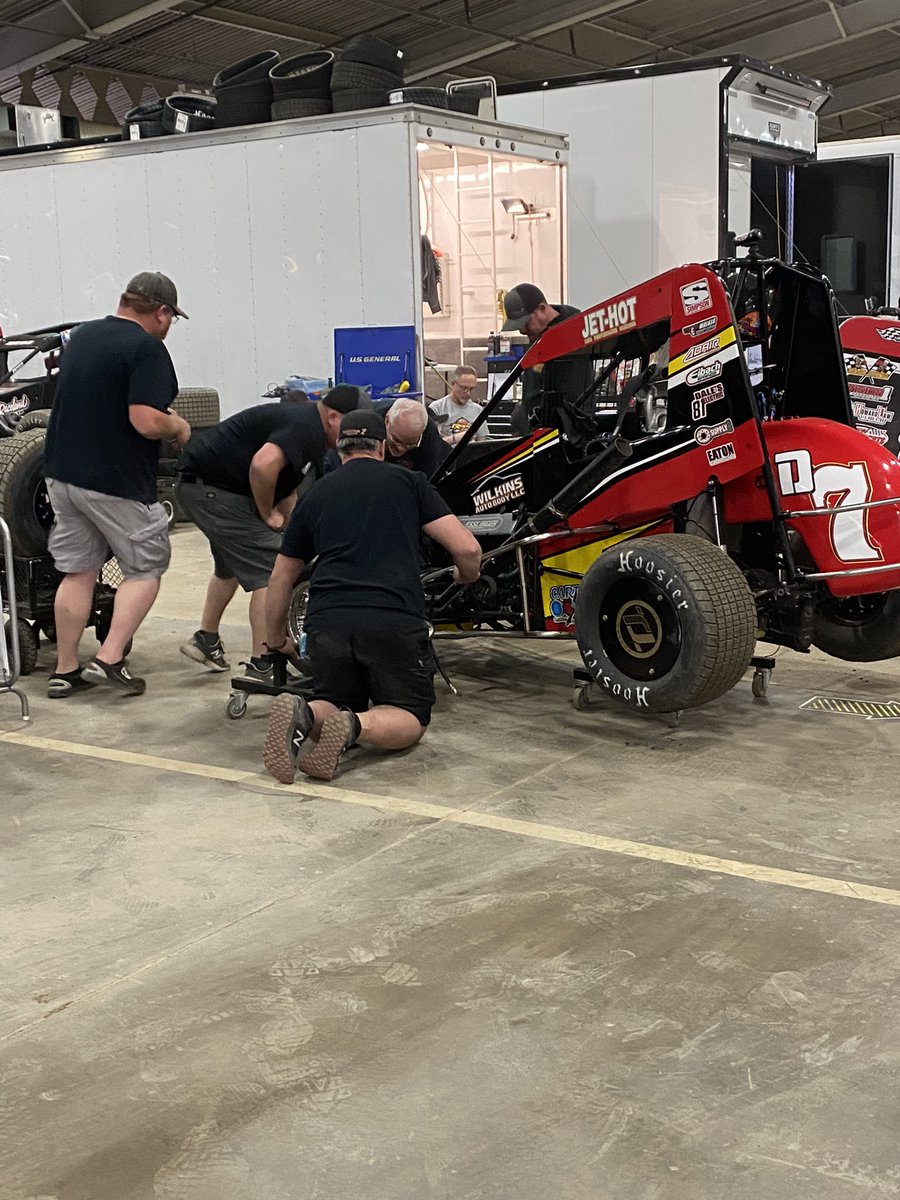 M_DeckerRacing7's tweet photo. Tough night in Tulsa - fast race car but just another Chili Bowl for Michelle. 3rd place run in the heat race. Started 7th, up to 5th &amp; moving forward in Qualifier &amp; caught in racing deal. Moving forward in B &amp; motor problems ended her night https://t.co/Mjx94yDBBy