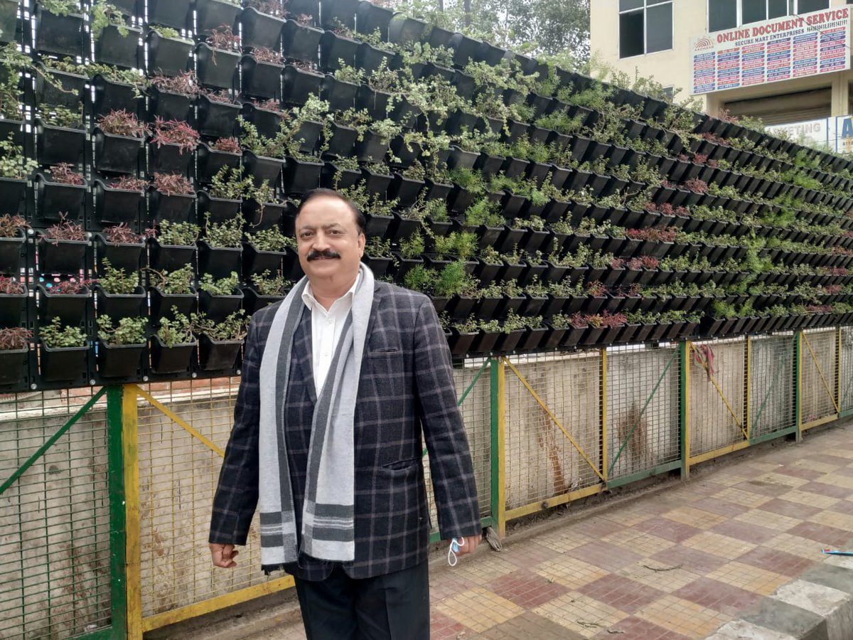 rajeshrishi_'s tweet photo. जनकपुरी विधानसभा के C1 चौक चाणक्या प्लेस पार्ट 1, के 40 फ़ीट रोड पुल को सुंदर बनाने के लिए वर्टीकल गार्डन लगाया गया। @ArvindKejriwal  सरकार का चाणक्या प्लेस वासियो को नए साल का तोहफा। https://t.co/bqbjQ7P0f8