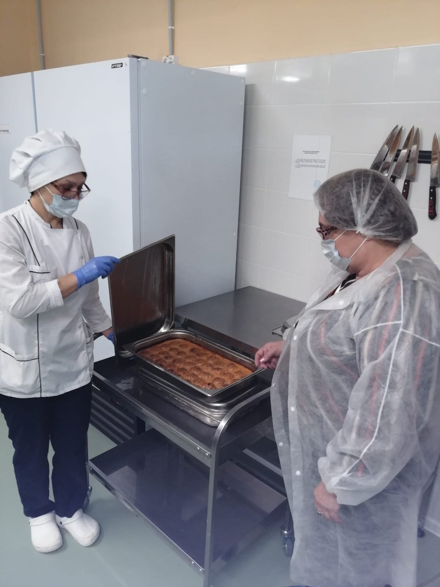 В 2022 году Департамент образования совместно со специалистами Департамента экономического развития, инвестиций и торговли продолжили проведение контрольных мероприятий в рамках мониторинга организации и качества питания обучающихся