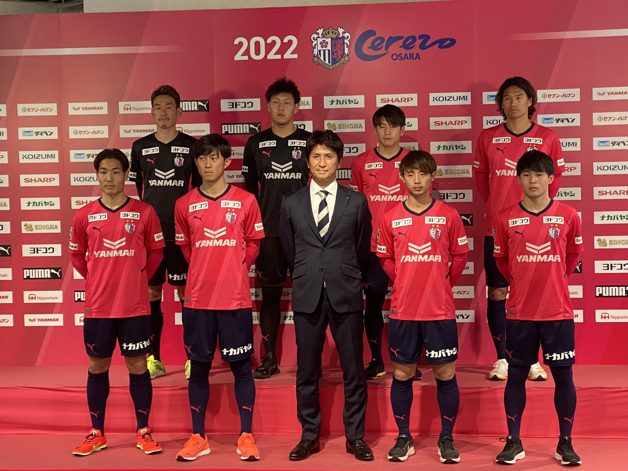 サンスポ サッカー班 初日練習に続き セレッソ大阪の新体制発表会見 新加入選手 左から 前列 山中亮輔選手 毎熊晟矢選手 鈴木徳真選手 岡澤昴星選手 後列 清水圭介選手 真木晃平選手 中原輝選手 山下達也選手 ブルーノメンデス選手 パトリッキ