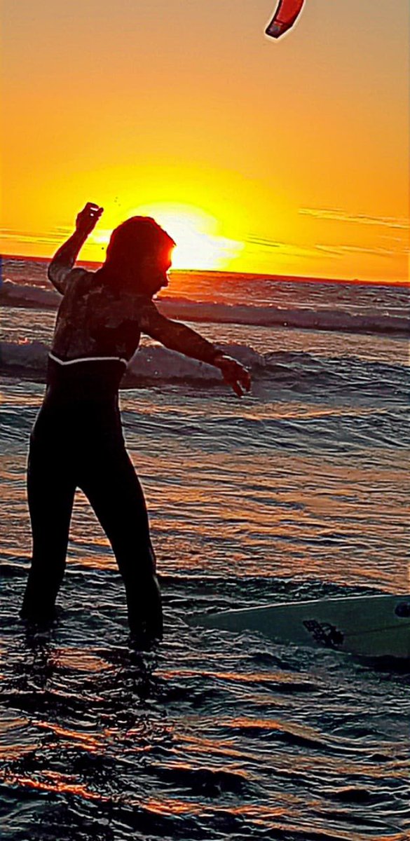 thebosskalil's tweet photo. #Sunsets #Surfs #CapeTown #EdenOnTheBay #MyWaterBaby #MyKeikiD 🏄‍♀️❤️🌞 https://t.co/gbttexoesx