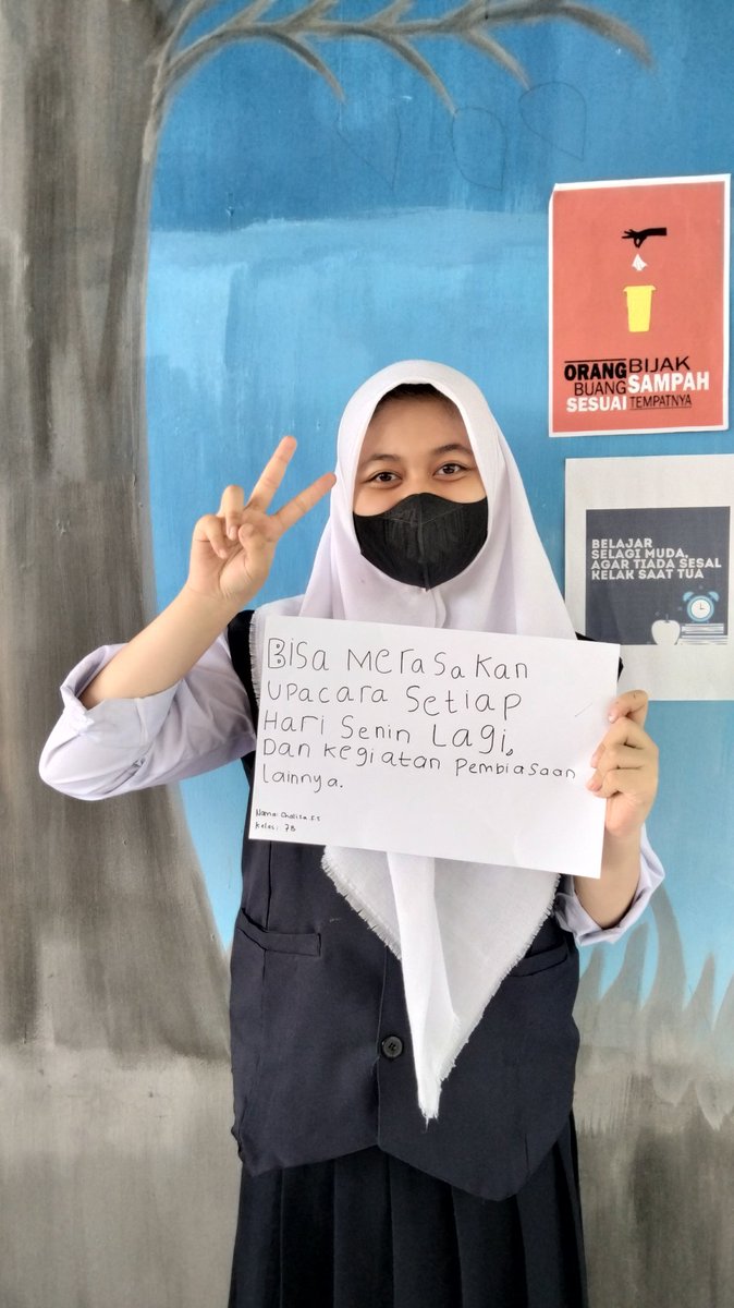 Hari ini admin bertanya mengenai kesan pesan siswa mengikuti PTMT 75%. Mereka menjawab senang sekali bisa kembali lagi ke sekolah. 
Apa saja yang membuat mereka senang? Inilah jawaban mereka.
Lalu, bagaimana dgn tweeps semua? Hal apa yang membuat tweeps senang kembali ke sekolah?