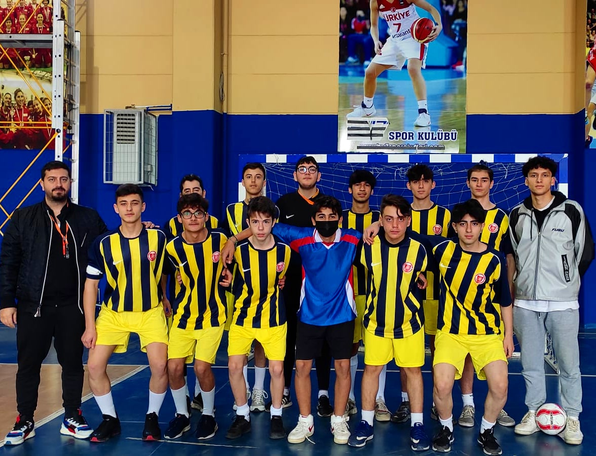 Okulumuzu temsil eden futsal takımımızın öğrencilerine ve öğretmenimiz Şenol Çaça'ya teşekkür ederiz.