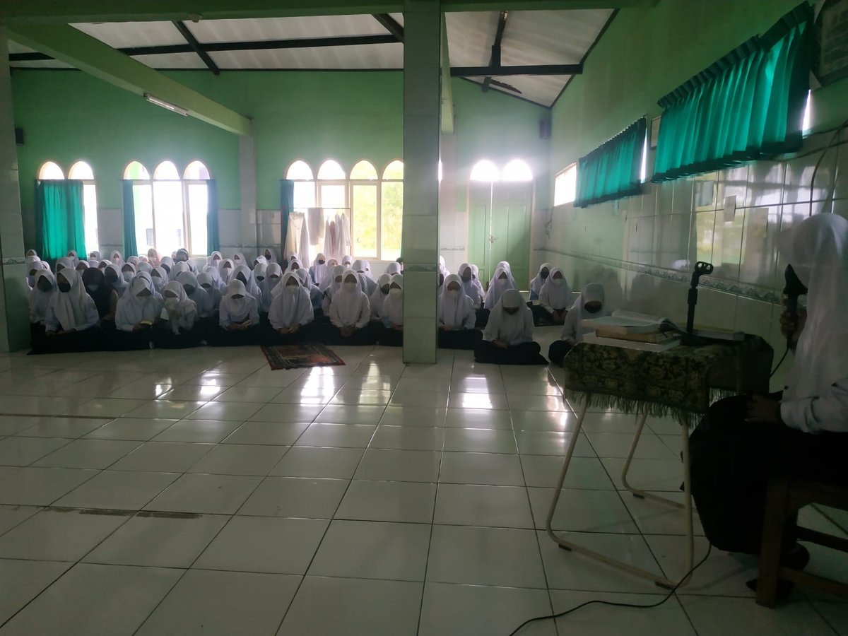 "Hari terbaik di mana matahari terbit di dalamnya ialah hari Jumat. Pada hari itu Adam diciptakan,dimasukkan ke surga, dikeluarkan daripadanya dan kiamat tidak terjadi kecuali di hari Jumat."

Setiap hari jumat, siswa yang beragama islam mengikuti kegiatan pembiasaan religi.