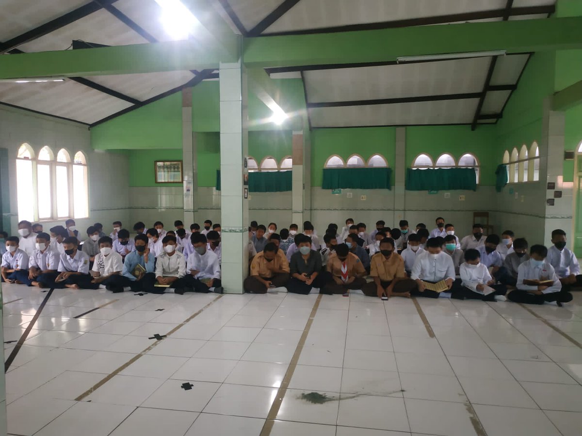 smpn19bdg's tweet photo. "Hari terbaik di mana matahari terbit di dalamnya ialah hari Jumat. Pada hari itu Adam diciptakan,dimasukkan ke surga, dikeluarkan daripadanya dan kiamat tidak terjadi kecuali di hari Jumat."

Setiap hari jumat, siswa yang beragama islam mengikuti kegiatan pembiasaan religi. https://t.co/5ppKyq7lnE