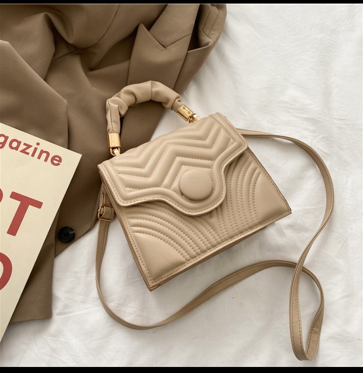 Available Colours : BLACK,NUDE &amp; WHITE
Location : OSOGBO
PRICE : ₦4000