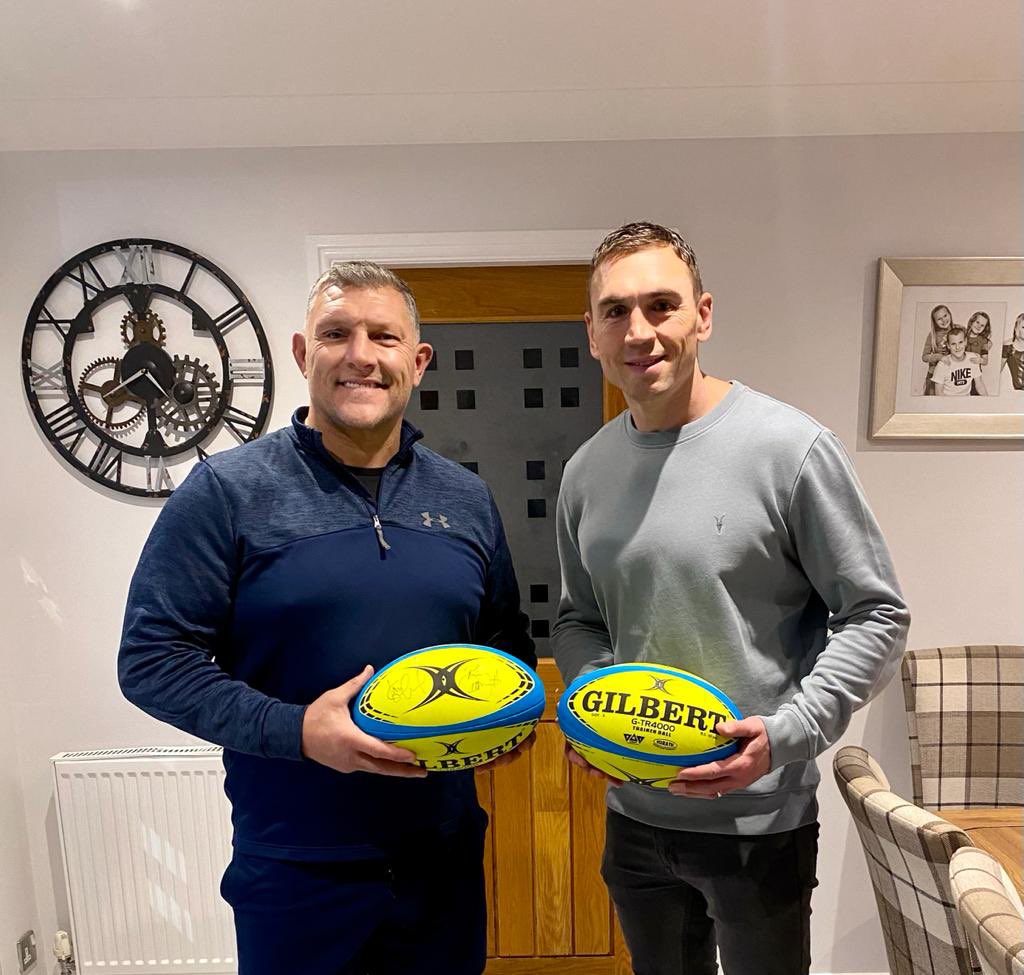 These two legends supporting tomorrow’s 13 hour fundraiser 🏉⚽️ <a href="/RLBarrieMc10/">Barrie McDermott 🏉</a> #SirKev @Barrowthonman <a href="/mahdloyouthzone/">Mahdlo Youth Zone</a>