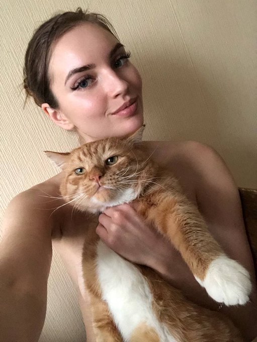I'm waiting for all the cats at my place)  https://t.co/C1k1usjwT9 👈🥰🤗 https://t.co/h6eNlJwoHl