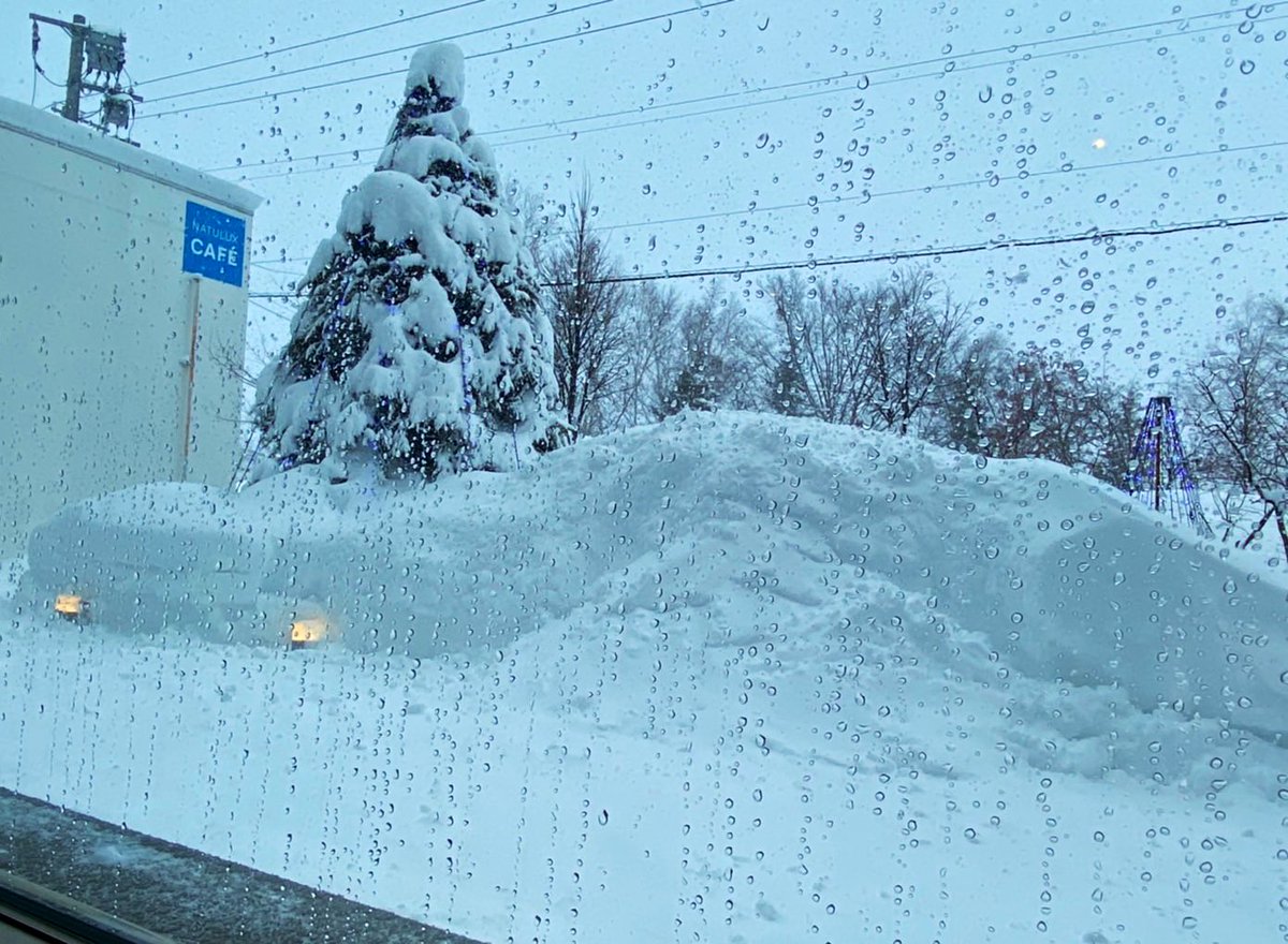 NatuluxH's tweet photo. 今日も今日とて雪雪雪雪雪雪

スタッフがハイパーローテーションで
除雪作業にあたっております！辛い…

#富良野ナチュラクスホテル 
#Furanonatuluxhotel 
#富良野 #Furano https://t.co/BCjF13UFIQ