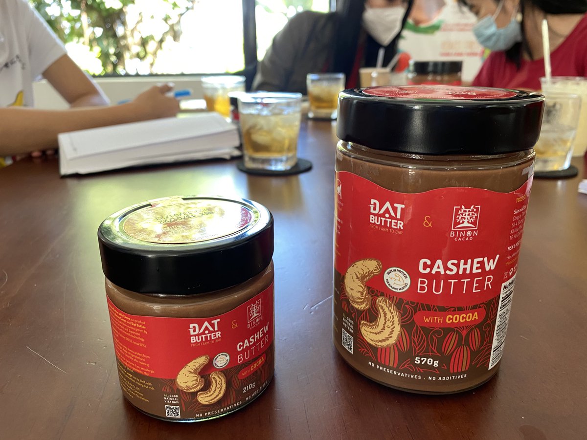 BinonCacao's tweet photo. ベトナム在住の外国人に大人気のĐẠT BUTTERとBINONのコラボ商品が完成間近😀
今日はダットさん始めメンバーがビノンにきて打ち合わせ。たくさんの知恵が集まると、炙り出しも解決提案も早い!
#binon #datbutter #chocolate #cashewbutter https://t.co/PUmoUs95VR