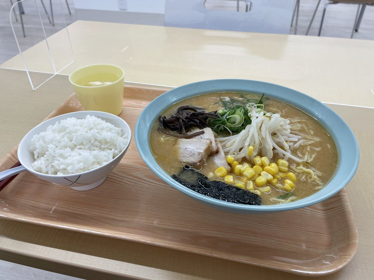 久しぶり、食い過ぎた感。 学食へ行き、「金曜日は味噌ラーメンが出る」という同僚の助言通りに注文。 （大）ふた玉にしてしもうた。 飯付き。 500円なり。うまか！ 満腹感ハンパなし ＃日本経済大