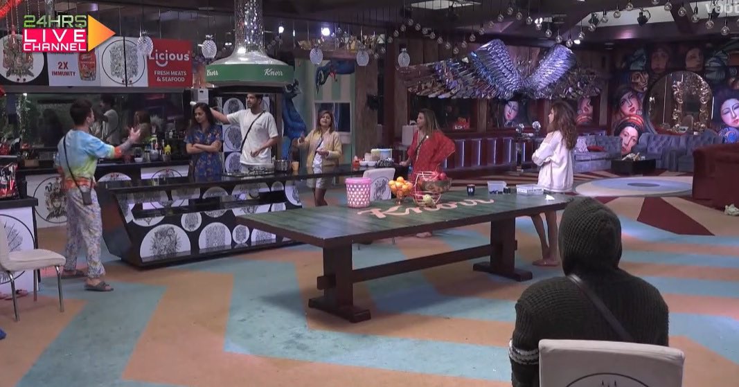 VootSelect's tweet photo. Ghar mein kis baat par subah-subah hua mahaul garam. 😳 @realsehajpal aur @kkundrra ke beech kyu hue arguments? 😥

Tune in to stream #BiggBoss24HrLive on #VootSelect
https://t.co/7nSfq8b9H7
#BiggBossOnVoot  #VootSelect  #BiggBoss15Live #BiggBoss15LiveOnVoot https://t.co/wm4Fi9nSRn