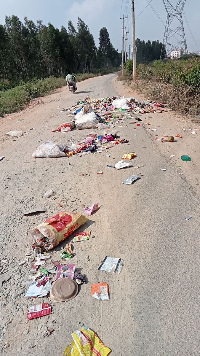 CivicOp_india's tweet photo. In the wee hours when we were cozying in our warm blankets, and the Sun was about to complete the journey of Uttarayan to Dakshinayan, some shrewd dumpster dumped an entire truckload of waste(dry/non dry) in the middle of Doddamara Road near Dinne circle Chikkanayakanahalli. https://t.co/jR0eNUY1nX