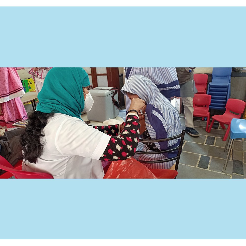 SaifeeSchool's tweet photo. Saifee School, Udaipur organised a Covid-19 Vaccination camp for students of grade 9th - 12th.

Over 75 students were benefitted from the camp.

#PROUDTOBESAIFIAN #COVID19 #vaccination #students #studentsvacation https://t.co/qLj4S4rmPI