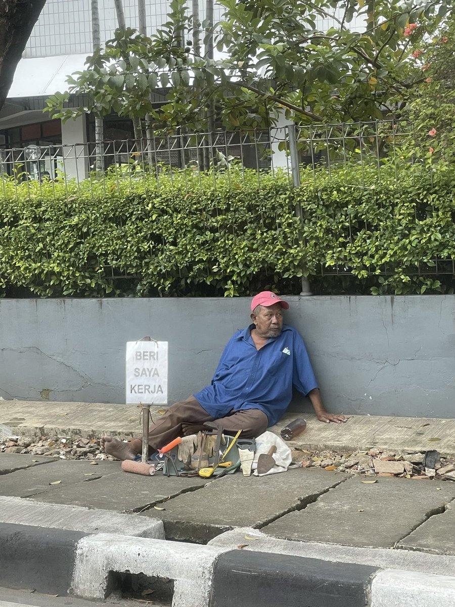 Twitter, please do your ✨magic✨

Pak Sutrisno (hilang pekerjaan karena pandemi) biasa jadi tukang bangunan, bisa ngecat, ngegergaji, olah tanah dll (bisa dilihat dari alat yang beliau siapkan)

Beliau ada di depan KFC Plaza Basmar Mampang (perempatan) >> 081218183399

THANK YOU