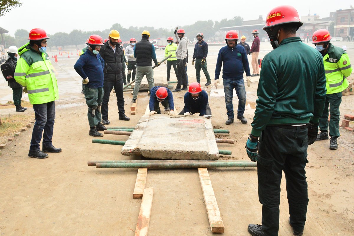 PeerSouthAsia's tweet photo. Day 4 of the #Pakistan CSSR Training 🇵🇰 covered sessions on lifting and stabilizing loads in rescue operations. ⛑ It included an exercise on moving loads from the disaster site. A practical session on pre-hospital treatment was also conducted. @pesrescue1122 #emergencytraining https://t.co/N8VbH6wgYR