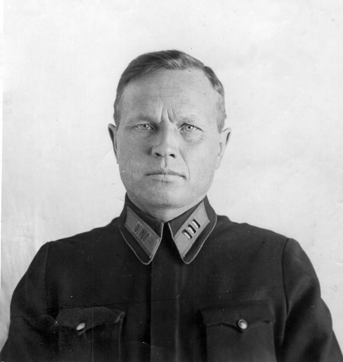 14 января отмечается 121 год со дня рождения генерал-майора Василия Андреевича Глазкова. 
Шинель генерала, обагренная кровью, со 168 осколочными и пулевыми пробоинами, является одной из ценнейших реликвий музея-панорамы «Сталинградская битва». 

#главныймузейволгограда