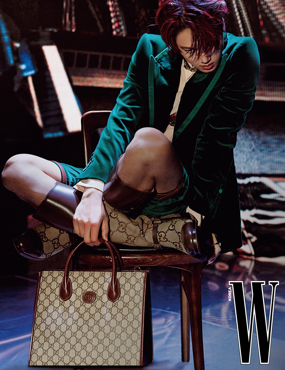 #WMagazineKorea 12月号のカバーストーリーに登場したグッチ グローバルブランドアンバサダーの #KAI。#GucciAria コレクションのルックとアクセサリーを着用。
撮影 #HyeaWonKang、スタイリング #KimSeaJun。
#GucciEditorials #AlessandroMichele