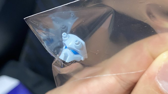 おー、顔パーツだけ目を塗装済みの独立パーツにしてるんだ、面白い 