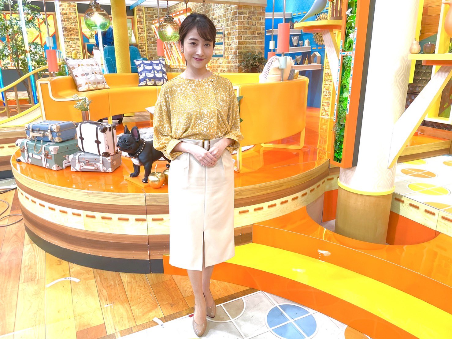 Tbsテレビ ひるおび 本日の日比アナのコーディネートはこちら ブラウスはスタジオカラーに合わせてイエローに スタジオにいるわんちゃん ともパシャリ 今週もひるおびをご覧いただき ありがとうございました Tbs ひるおび Maocode 日比