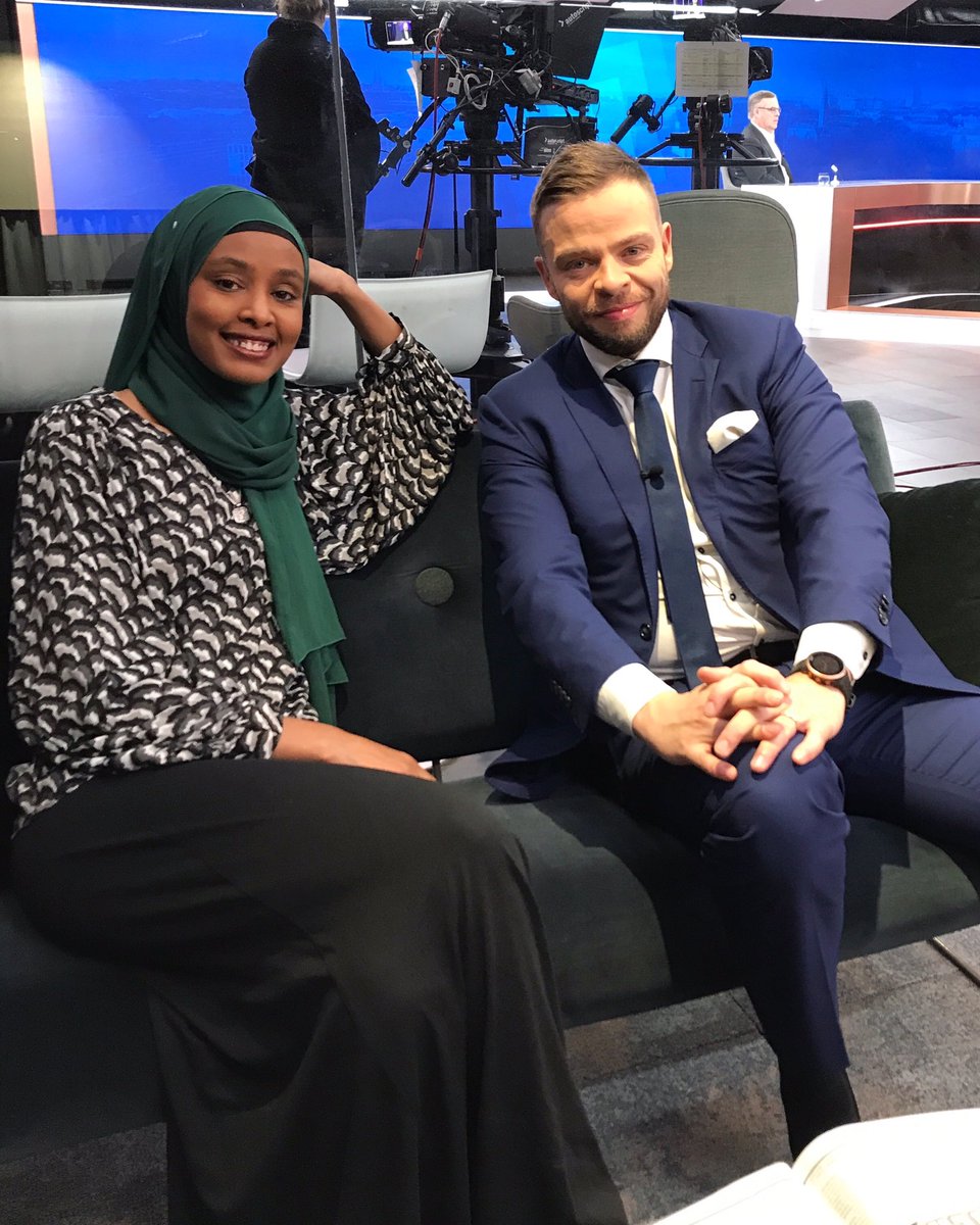 Hoksattiin yhtäkkiä Maryanin kanssa, että mehän ollaan lukiokavereita Hatanpäältä! Ainakin toinen jälkiviisastui 👏 #Jälkiviisaat <a href="/FlyAbdulkarim/">Maryan Abdulkarim</a>