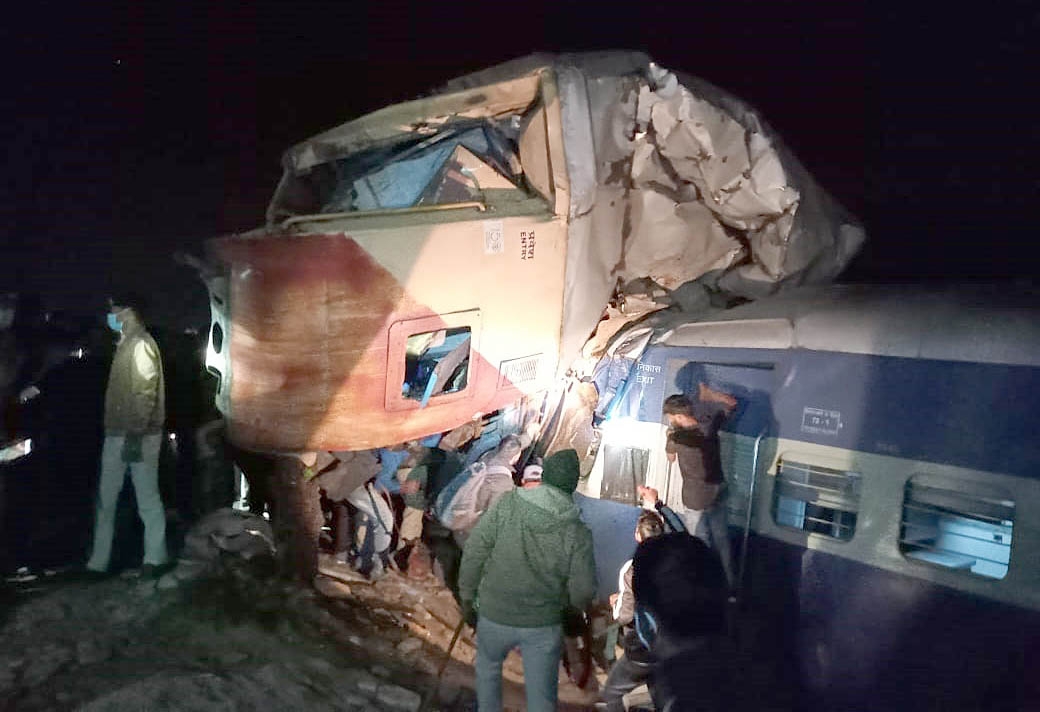 ians_india's tweet photo. The death count in the #Guwahati-#BikanerExpress train accident in north Bengal climbed to nine and the officials said tracks have been cleared for traffic. Union Railway Minister Ashwini Vaishnaw arrived at the spot on Friday. https://t.co/VQoRw5SbXv