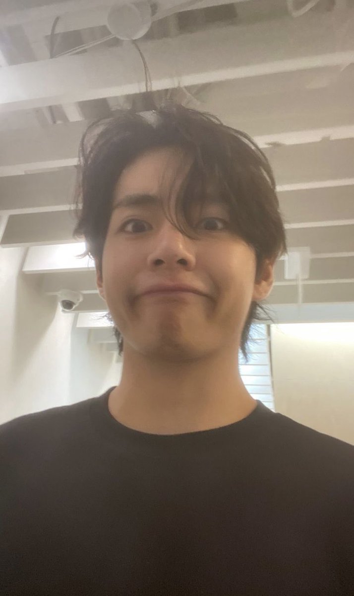EHEHo_o's tweet photo. taehyung’s bread cheeks 😩🍞 https://t.co/9A9cTZDruW